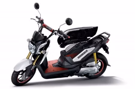 Cốp dưới yên có thể bỏ trống để chứa các vật dài, như ván trượt, hoặc lắp hộp chứa đồ kín Cốp dưới yên có thể bỏ trống để chứa các vật dài, như ván trượt, hoặc lắp hộp chứa đồ kín