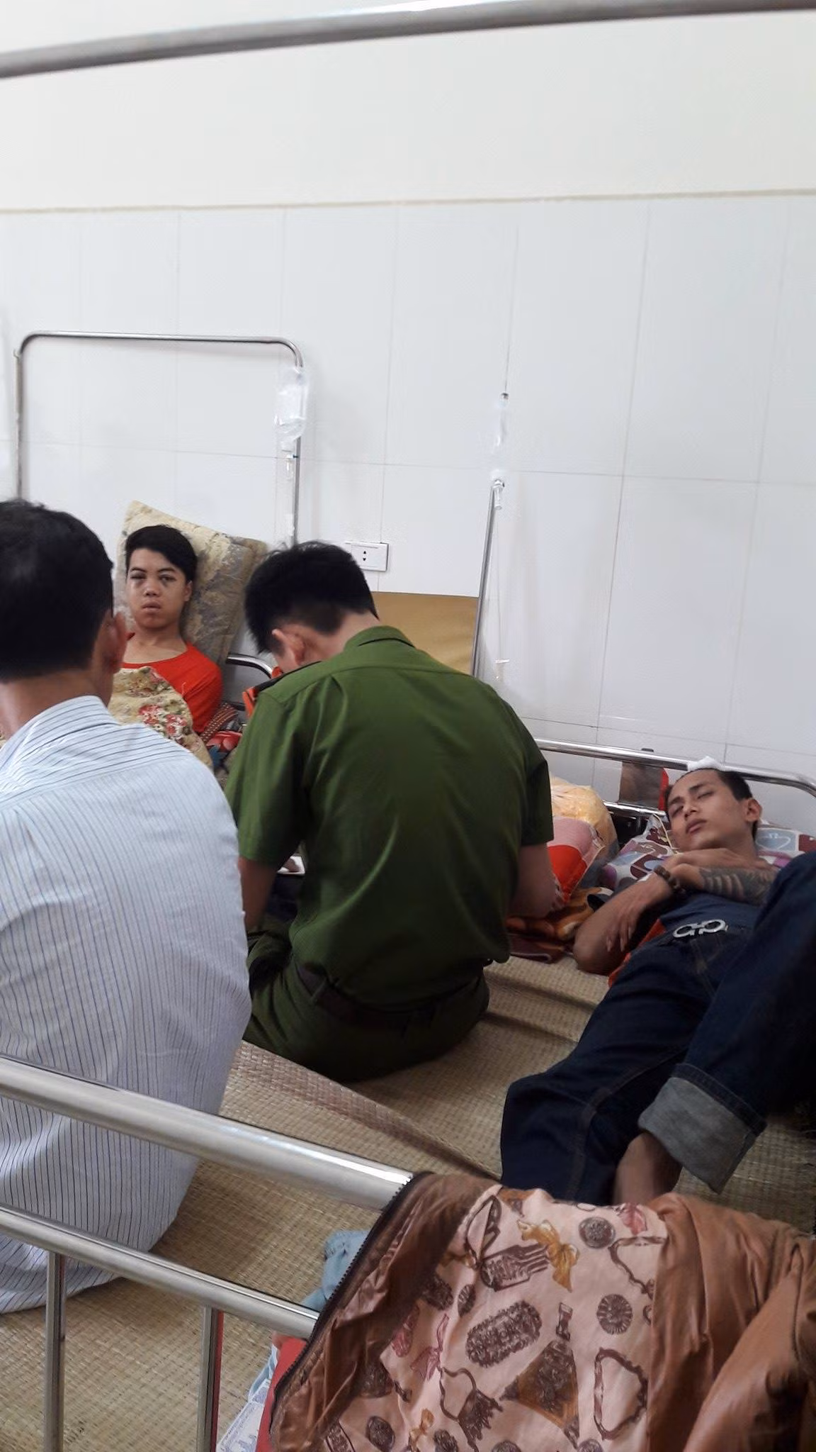 Phía Công an huyện Ngọc Lặc đang lấy lời khai của các nạn nhân. Ảnh Minh Anh
