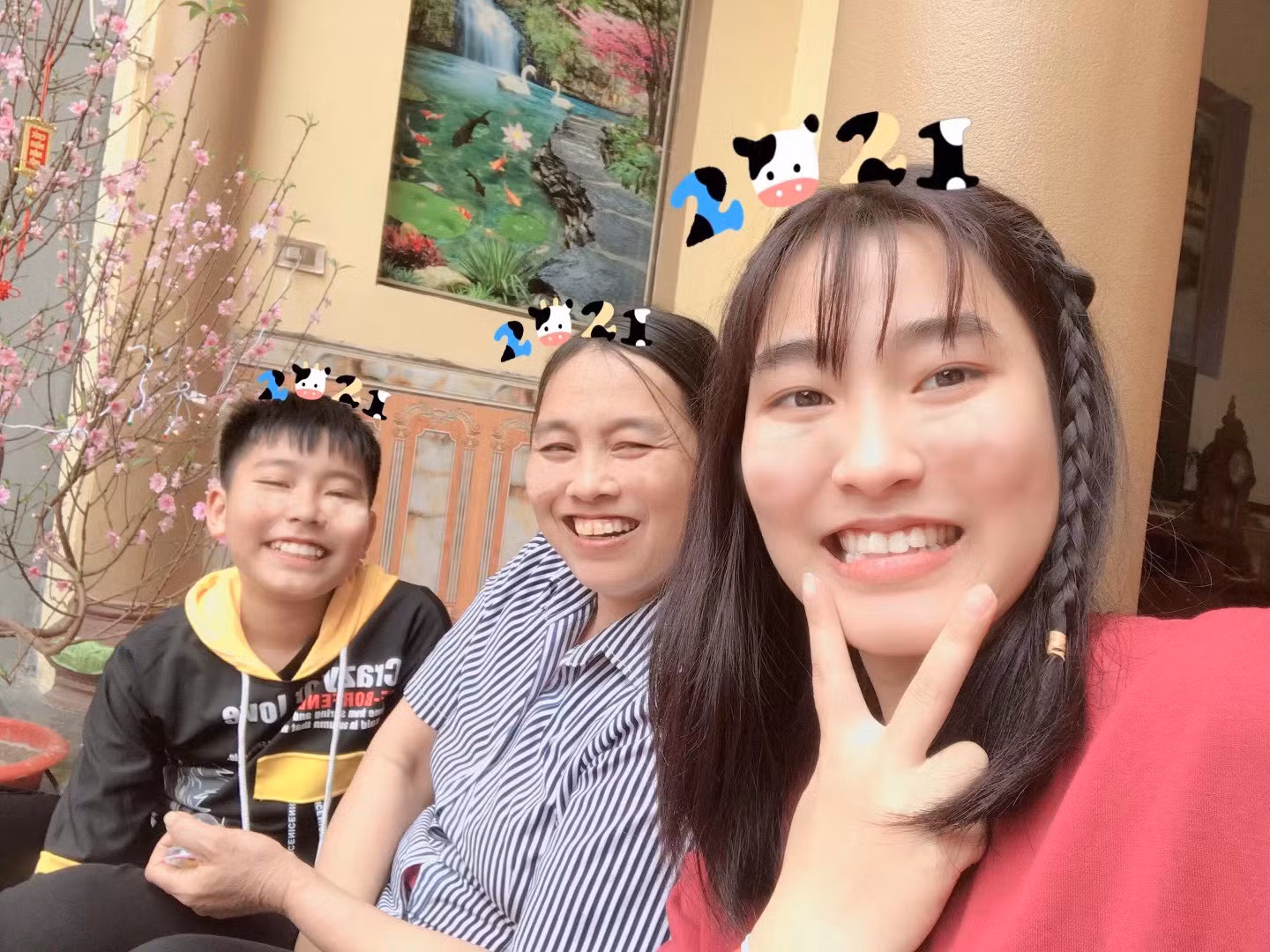 Chị Trần Thị Quang (ở giữa) cùng 2 con. Ảnh: NVCC