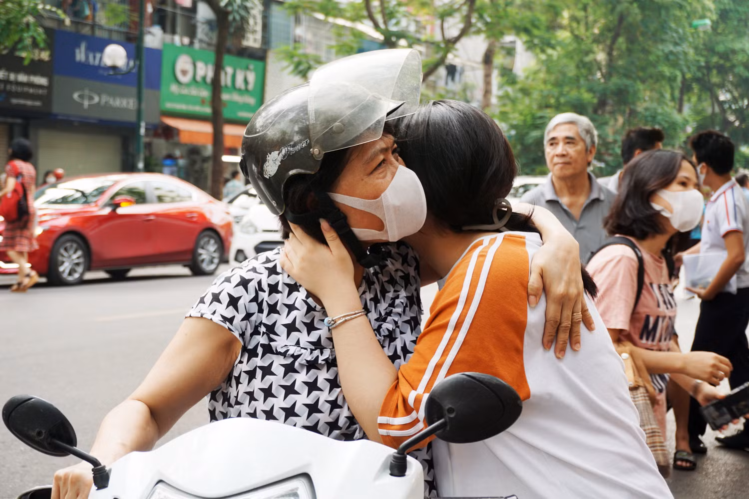 Phụ huynh trao gửi yêu thương, động viên tinh thần con qua những cái ôm. Ảnh: Phạm Minh