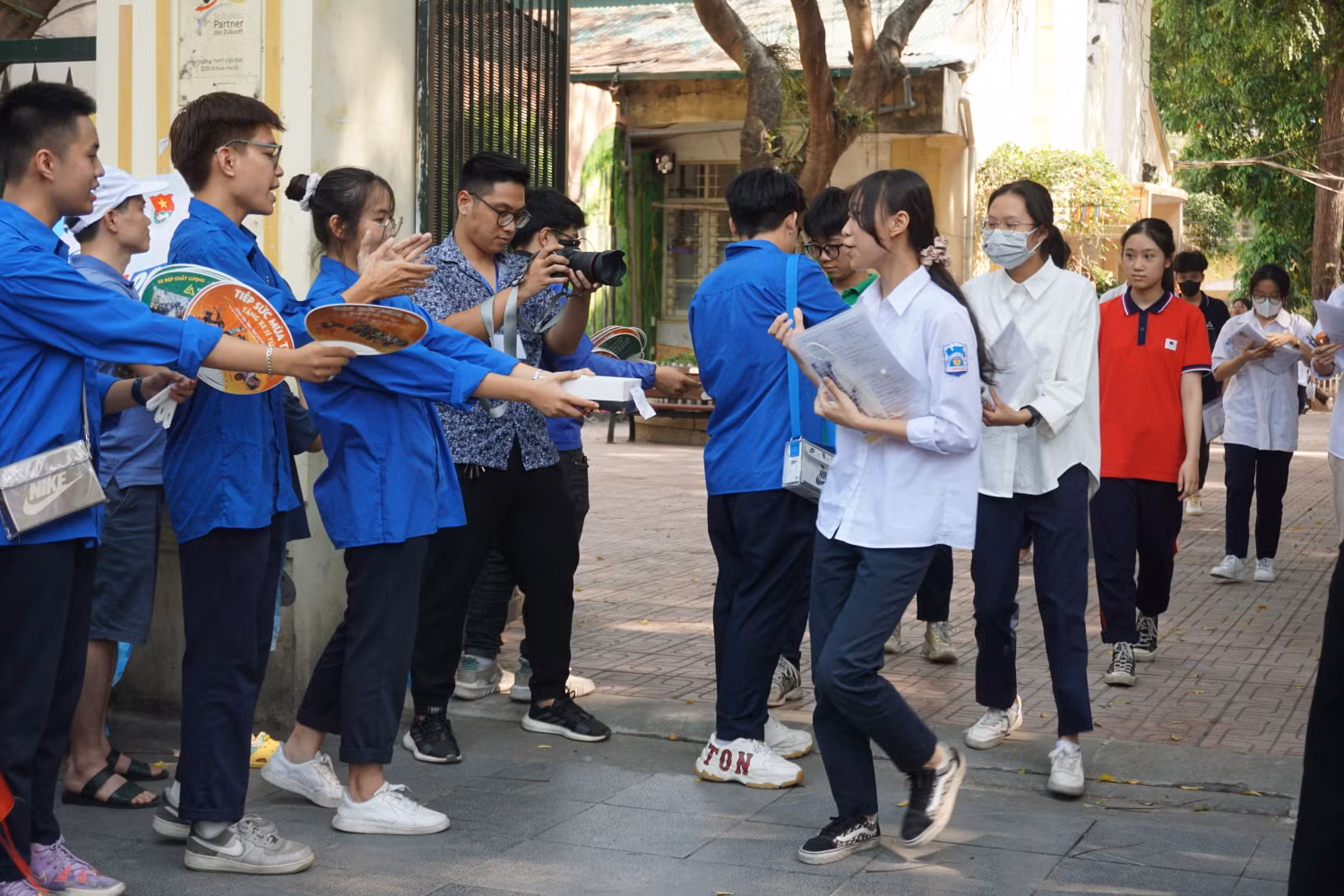 Thí sinh vui vẻ sau khi hoàn thành bài thi thứ 2. Ảnh: Phạm Minh