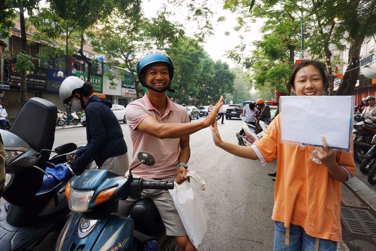 Người bố tiếp sức cho con gái cùng lời nhắn gửi: "cố gắng lên con nhé"! Ảnh: Phạm Minh