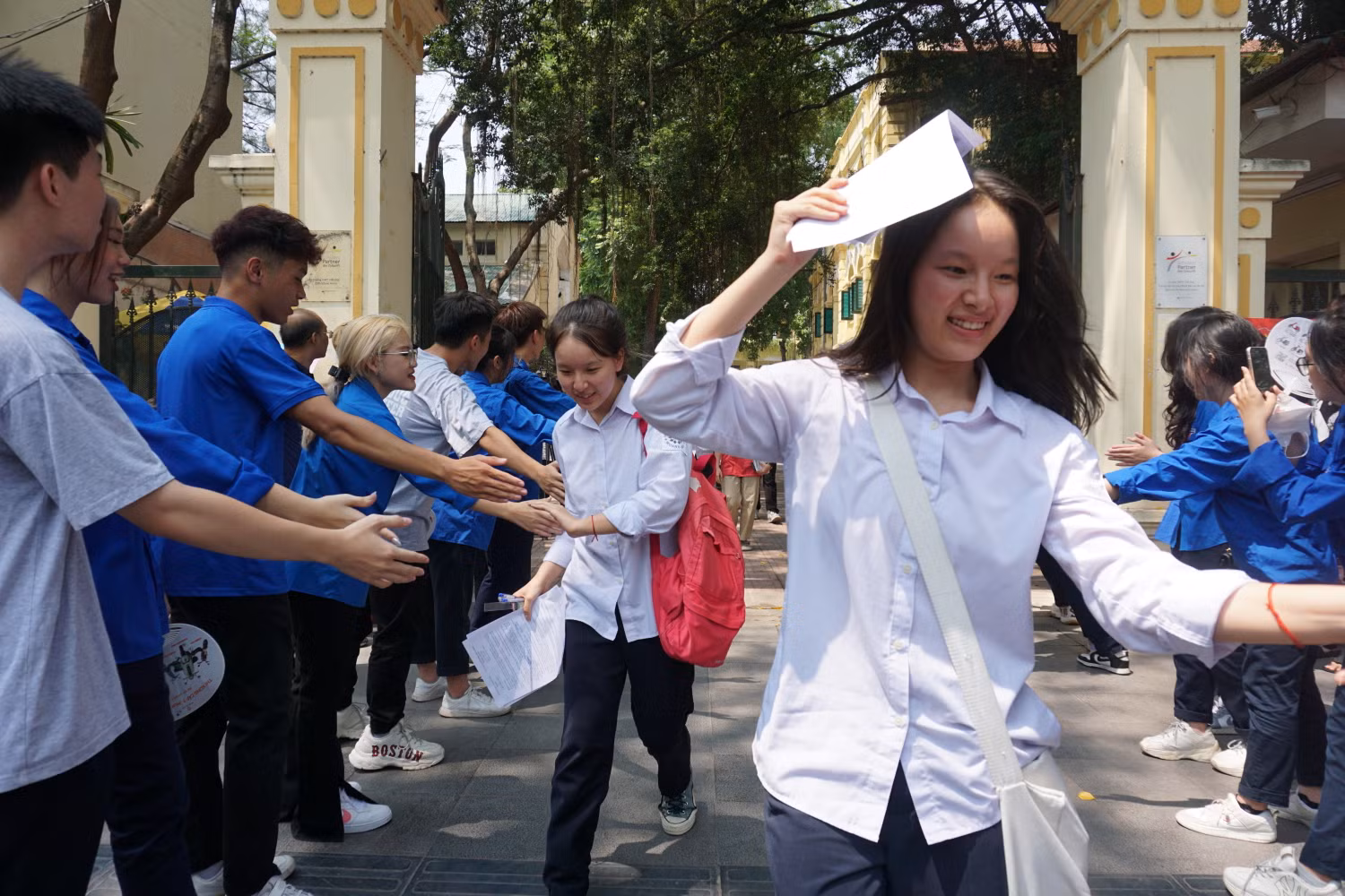 Các thí sinh phấn khởi sau môn thi đầu tiên. Ảnh: Phạm Minh