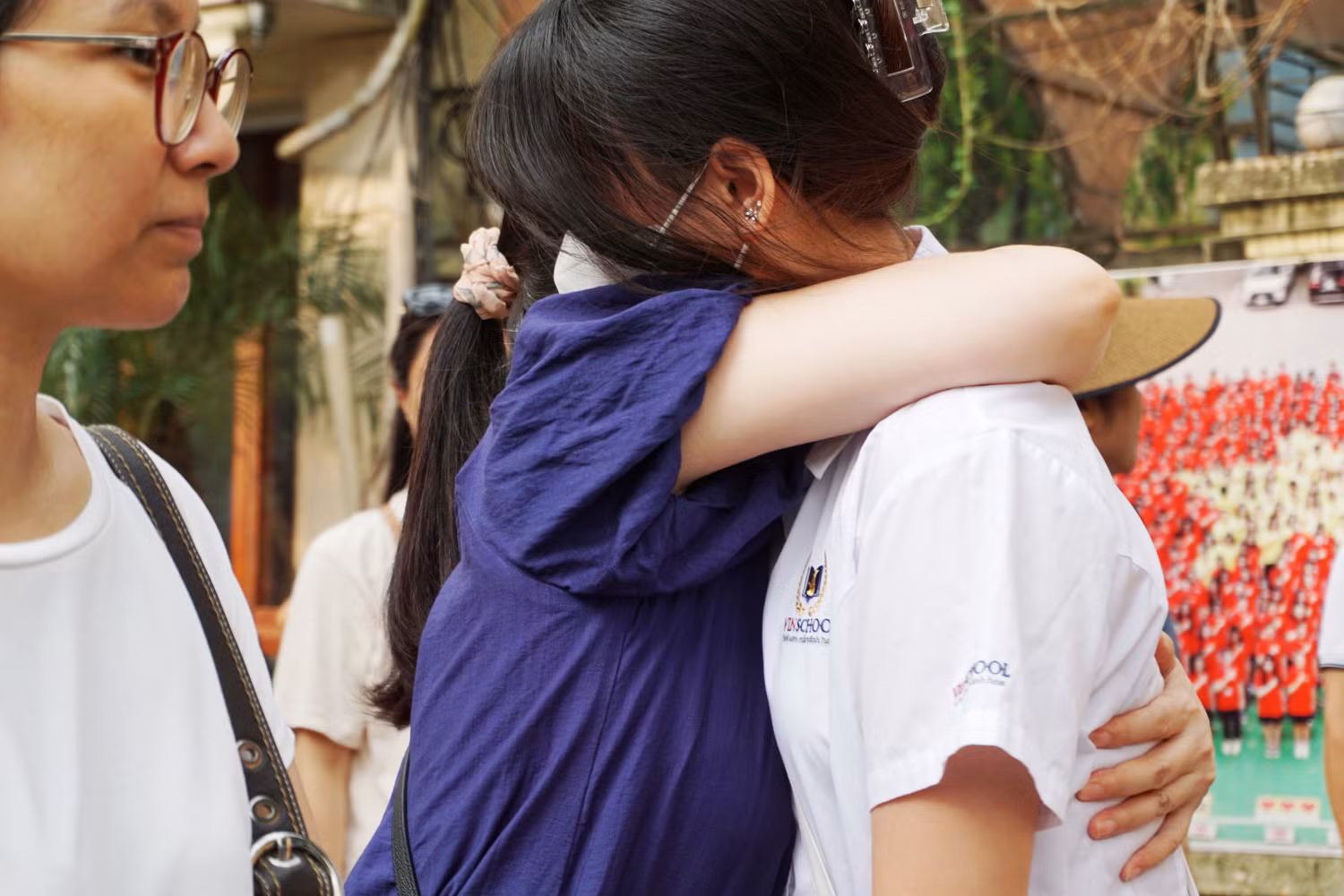 Những cái ôm đầy yêu thương, giúp các sĩ tử mạnh mẽ, tự tin hơn. Ảnh: Phạm Minh