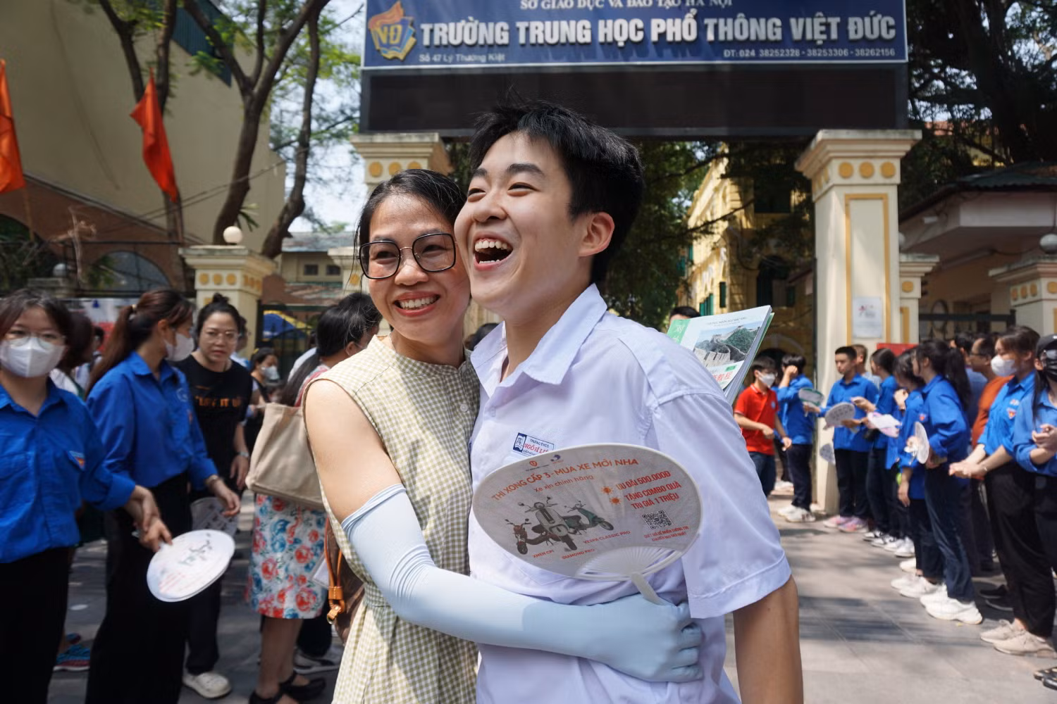 Thí sinh phấn khởi sà vào lòng mẹ sau khi kết thúc môn thi Ngữ văn. Ảnh: Phạm Minh