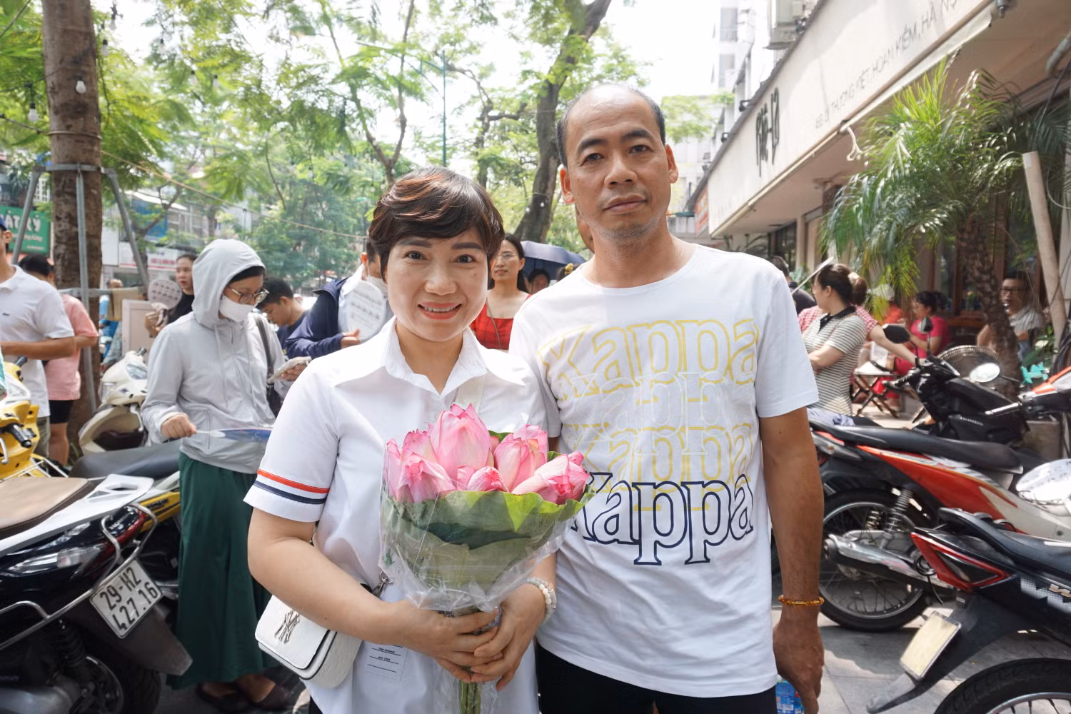 Vợ chồng chị Xuân Thảo đứng đợi con gái làm bài thi trong tâm trạng hồi hộp. Ảnh: Phạm Minh