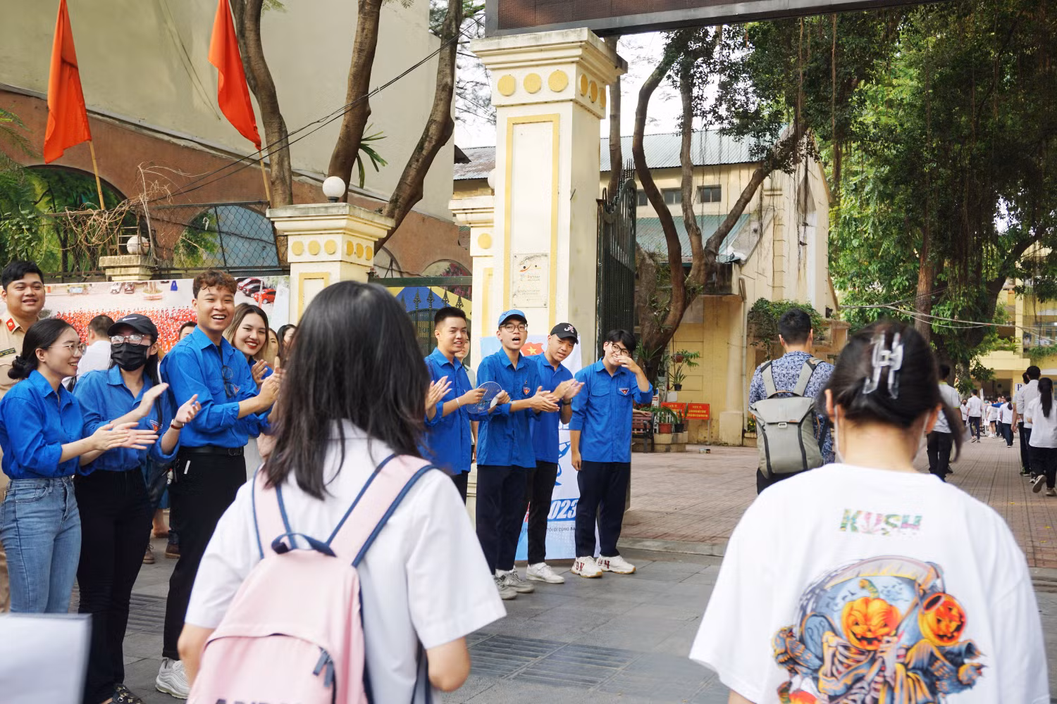 Các tình nguyện viên có mặt từ sớm tiếp sức mùa thi cho các sĩ tử. Ảnh: Phạm Minh