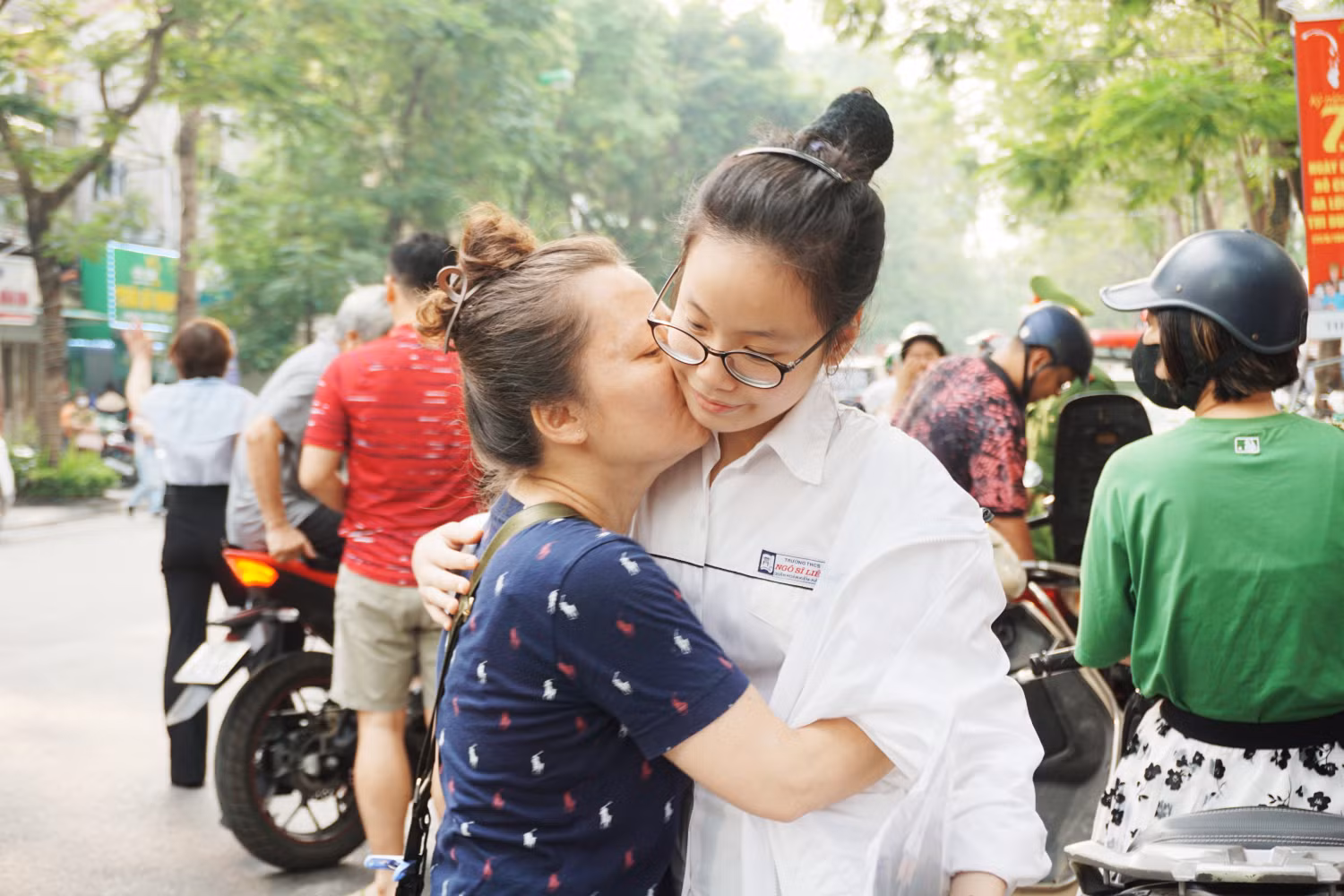 Người mẹ ôm, hôn và động viên con gái bước vào kỳ thi. Ảnh: Phạm Minh