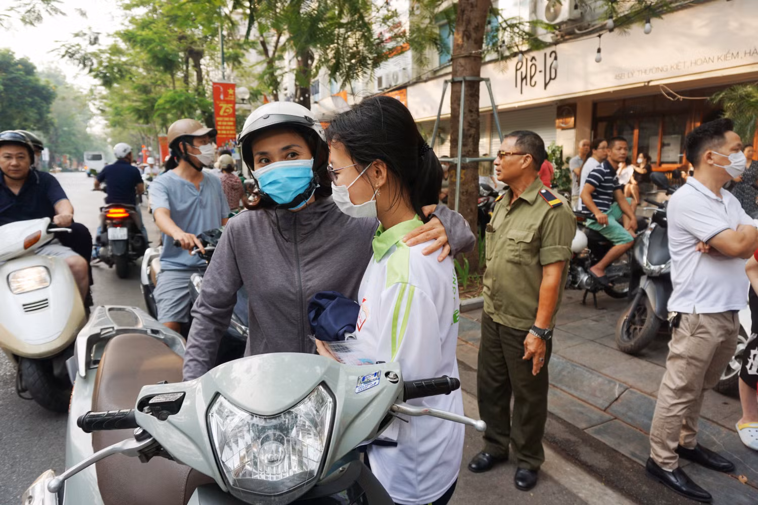 Hai mẹ con bắt tay, ôm nhau trước khi con gái bước vào môn thi đầu tiên. Ảnh: Phạm Minh