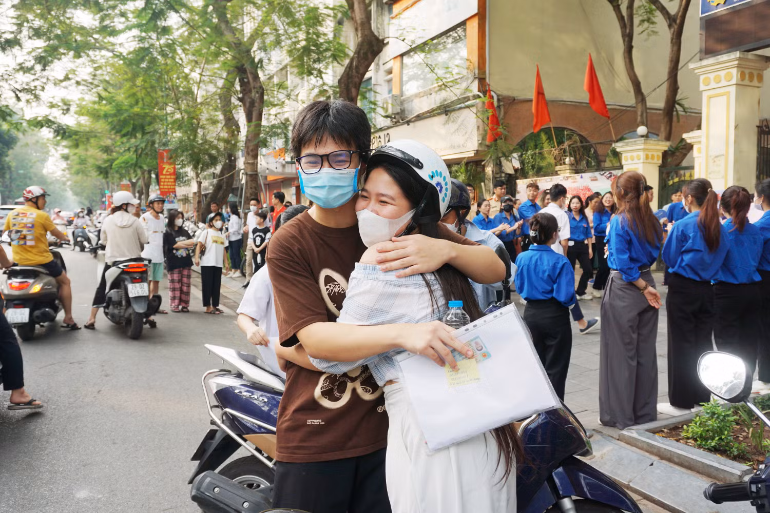 Chị gái dành cho em trai cái ôm yêu thương, động viên tinh thần em tự tin vượt qua kỳ thi. Ảnh: Phạm Minh