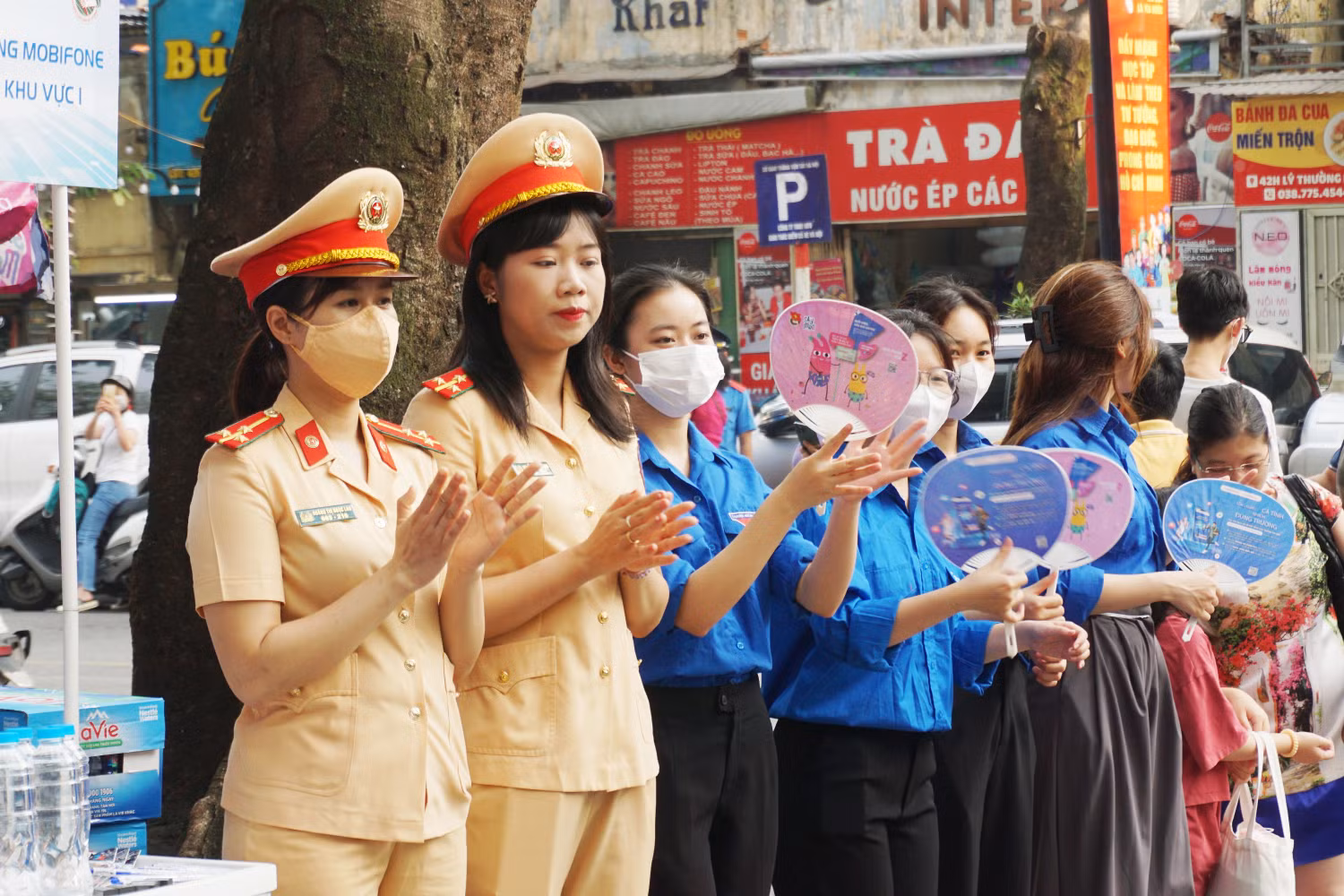Đội ngũ an ninh và tình nguyện viên có mặt từ sớm và đồng hành với thí sinh trong suốt quá trình thi. Ảnh: Phạm Minh