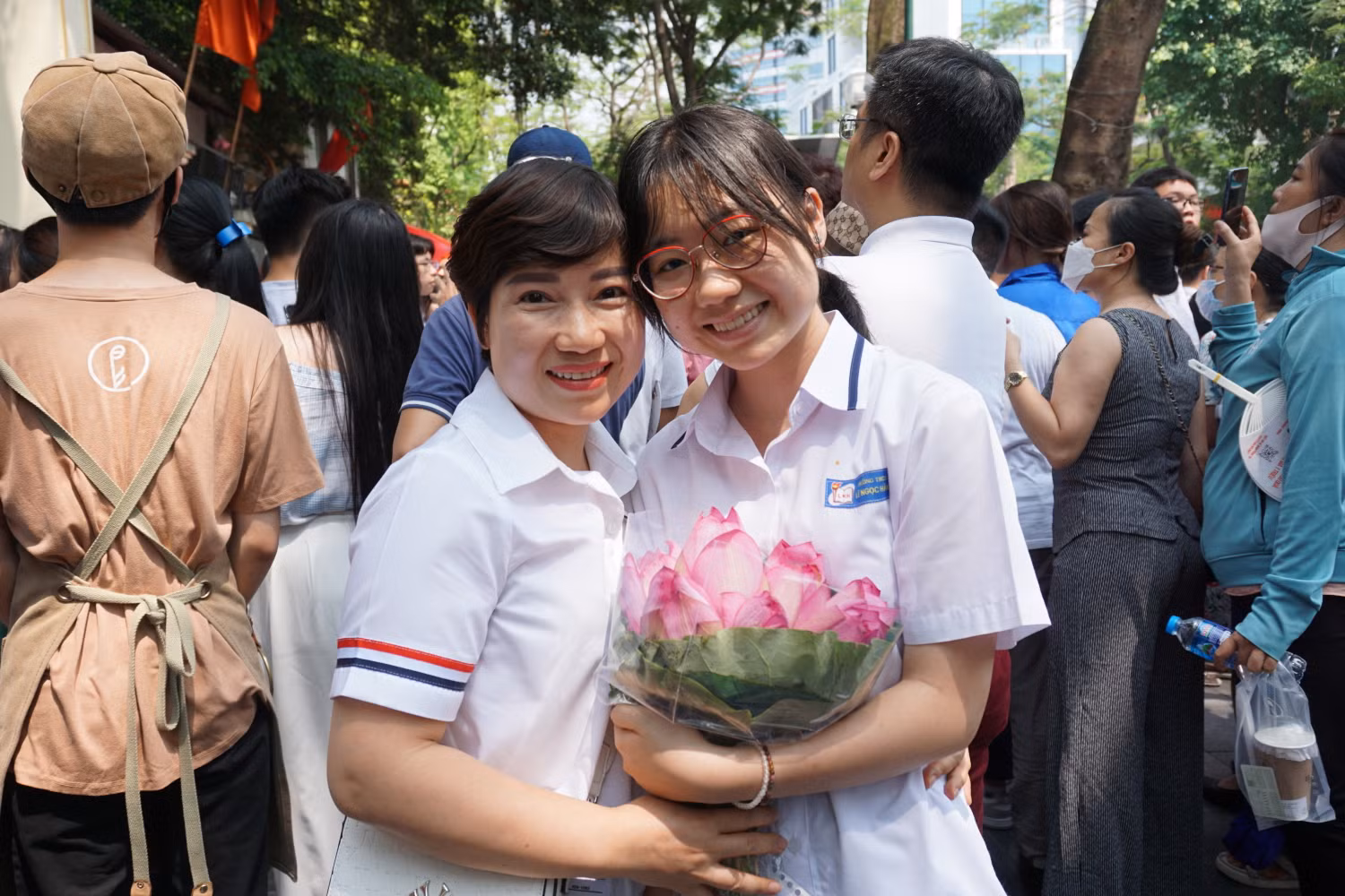 Người mẹ hạnh phúc khi con gái hoàn thành tốt bài thi đầu tiên. Ảnh: Phạm Minh