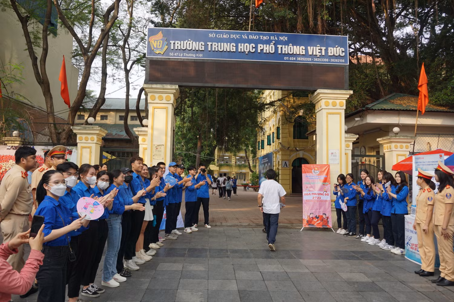 Đội ngũ tình nguyện viên cùng cổ vũ tinh thần, chúc thí sinh may mắn và đạt điểm cao. Ảnh: Phạm Minh