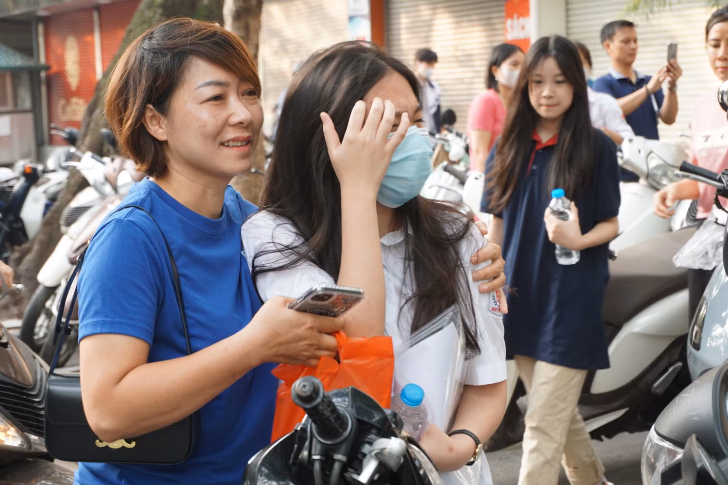 Tình yêu thương của bố mẹ được trao gửi qua những cử chỉ quan tâm, chăm sóc. Ảnh: Phạm Minh