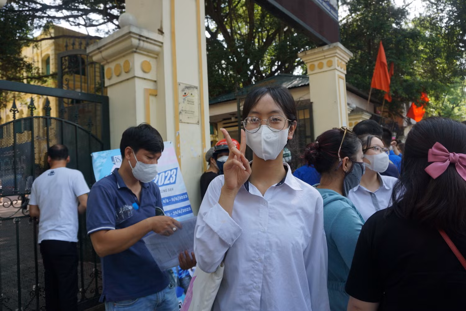Em Tăng Tuệ Minh - học sinh Trường Trung học cơ sở Ngọc Lâm tự tin với bài làm môn tiếng Anh. Ảnh: Phạm Minh