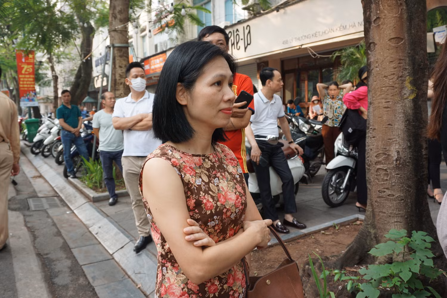 Chị Hoàng Phương dõi theo con bước vào kỳ thi. Ảnh: Phạm Minh