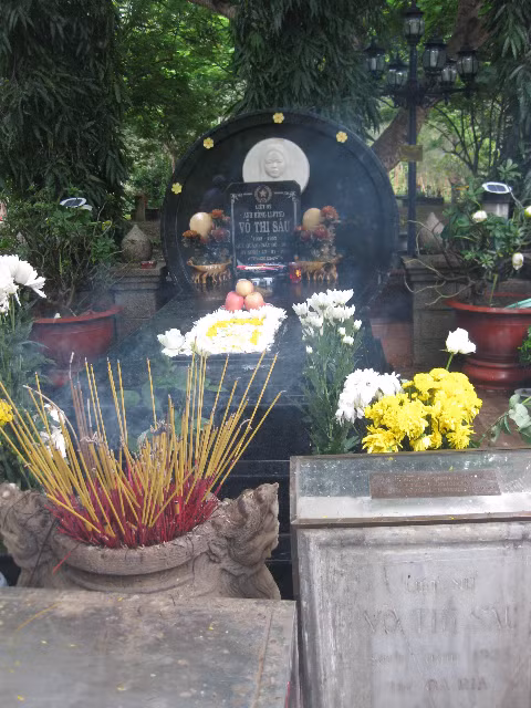 Nơi chôn cất hàng vạn chiến sĩ cách mạng và người yêu nước Việt Nam qua nhiều thế hệ bị tù đày, kéo dài từ năm 1862 đến năm 1975. Đây cũng là nơi chôn cất chị Võ Thị Sáu, phần mộ gắn liền với những câu chuyện có thật về sự linh thiêng.