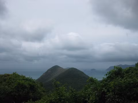 Núi Chúa, nơi bạn có thể nhìn ngắm trọn vẹn hòn đảo này từ trên cao.