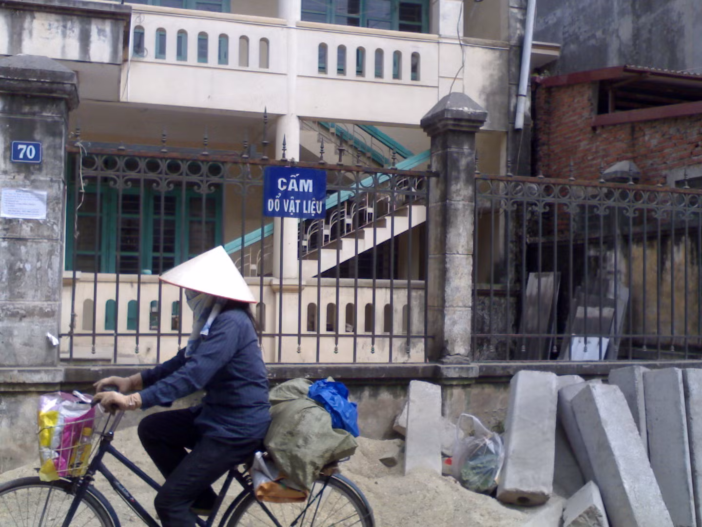 Cấm là việc của cấm ! Việc đổ ta cứ đổ.
