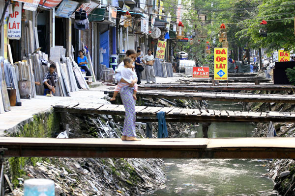 Cuộc sống của người dân bên con mương này từ lâu đã theo kiểu "sống chung với lũ" vì chưa biết khi nào dự án cải tạo mới lại được thực hiện
