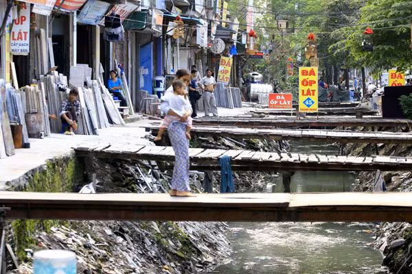 Cuộc sống của người dân bên con mương này từ lâu đã theo kiểu "sống chung với lũ" vì chưa biết khi nào dự án cải tạo mới lại được thực hiện