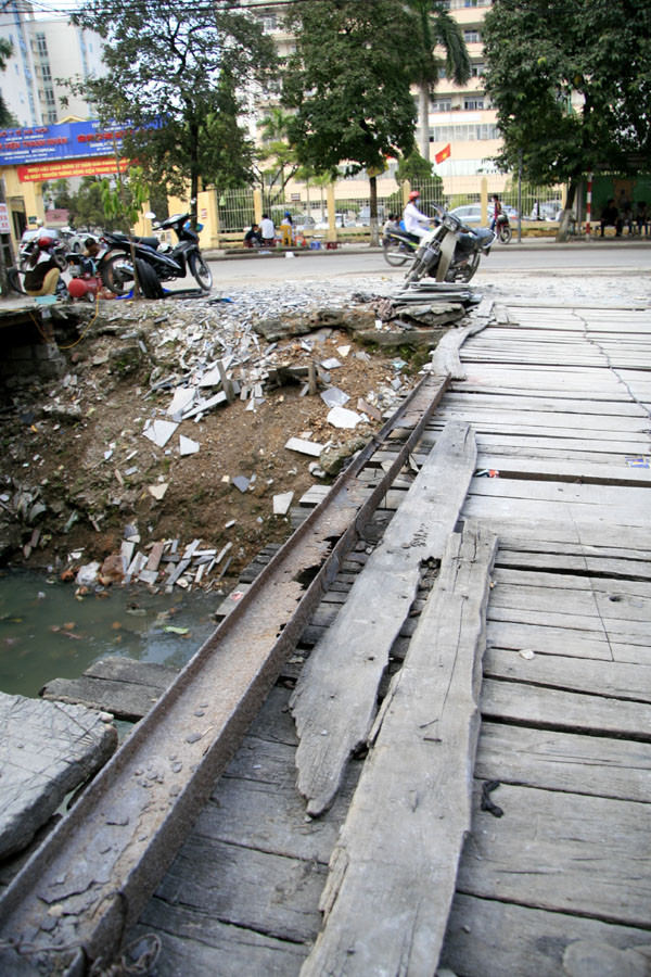 Những chiếc cầu đã cũ kĩ và mỗi lần đi qua đều kêu lên những tiếng ọp ẹp