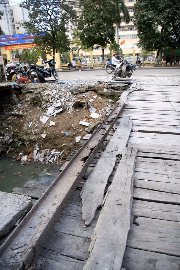 Những chiếc cầu đã cũ kĩ và mỗi lần đi qua đều kêu lên những tiếng ọp ẹp