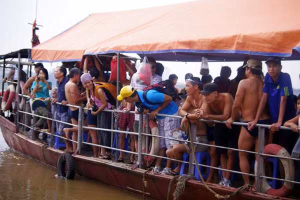 Đáng ngạc nhiên là có khá đông người tham gia dù biết nhiều nguy hiểm