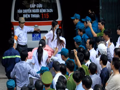 10h34, cháu Trần Duy Anh đã được đưa ra khỏi đống đổ nát và đưa đi cấp cứu nhưng cháu đã không qua khỏi - Ảnh: Nam Phong