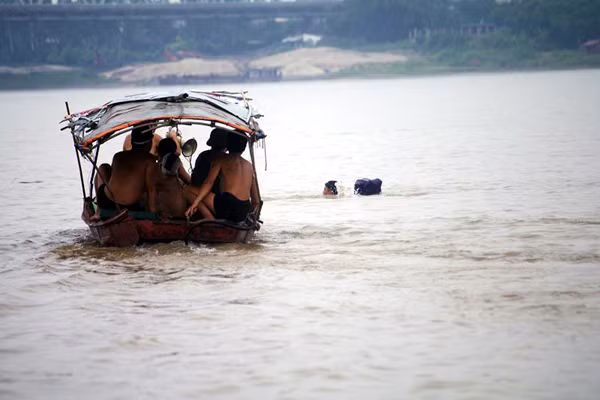 Đội cứu hộ của cuộc thi tắm sông luôn bám sát để nhắc nhở các thành viên tham gia