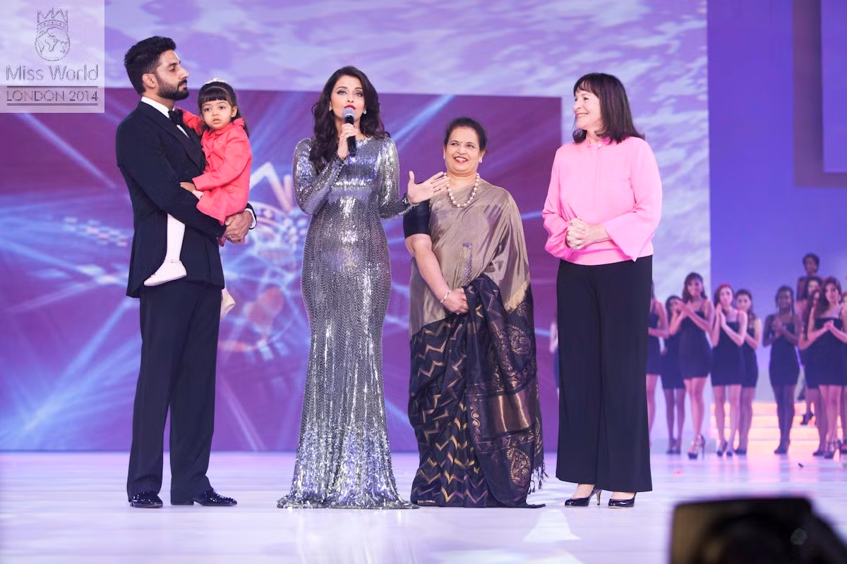 Hoa hậu Ấn Độ Aishwarya Rai xuất hiện cùng gia đình, cô được tôn vinh bởi những đóng góp cho các tổ chức nhân đạo. Hoa hậu Ấn Độ Aishwarya Rai xuất hiện cùng gia đình, cô được tôn vinh bởi những đóng góp cho các tổ chức nhân đạo.