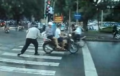 Mặc dù ông Tây tên Long đã chặn lại nhưng cặp đôi đi xe SH vẫn cố tình vượt qua