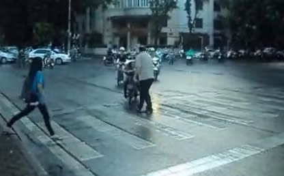Ông Tây tên Long chặn xe phân làn đường