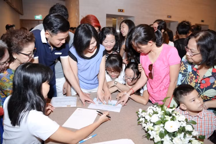 Đông đảo khán giả mua vé ngay khi có công bố chính thức. Đông đảo khán giả mua vé ngay khi có công bố chính thức.