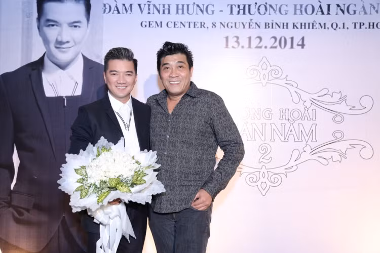 Mr Đàm và đạo diễn Trần Vi Mỹ, người sẽ đồng hành cùng nam ca sĩ trong suốt liveshow. Mr Đàm và đạo diễn Trần Vi Mỹ, người sẽ đồng hành cùng nam ca sĩ trong suốt liveshow.