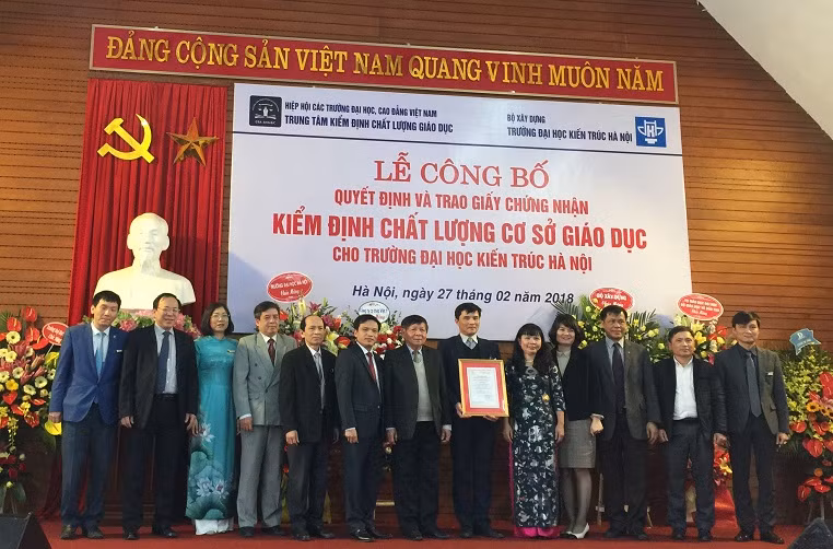 Đại học Kiến trúc Hà Nội được nhận Giấy chứng nhận kiểm định chất lượng giáo dục do Trung tâm kiểm định chất lượng giáo dục công nhận. (Ảnh: Đào Linh) Đại học Kiến trúc Hà Nội được nhận Giấy chứng nhận kiểm định chất lượng giáo dục do Trung tâm kiểm định chất lượng giáo dục công nhận. (Ảnh: Đào Linh)