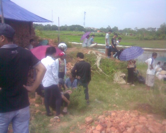 Sự việc thu hút sự chú ý của đông đảo người dân.