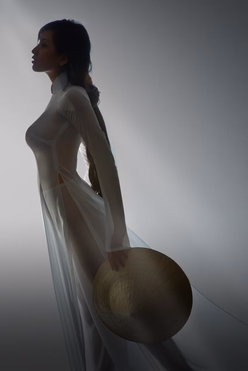 Những đường cong quyến rũ của người phụ nữ mờ ảo sau làn áo mỏng, qua sự thể hiện của Mai Phương Thúy, có thể làm thổn thức mọi con tim.