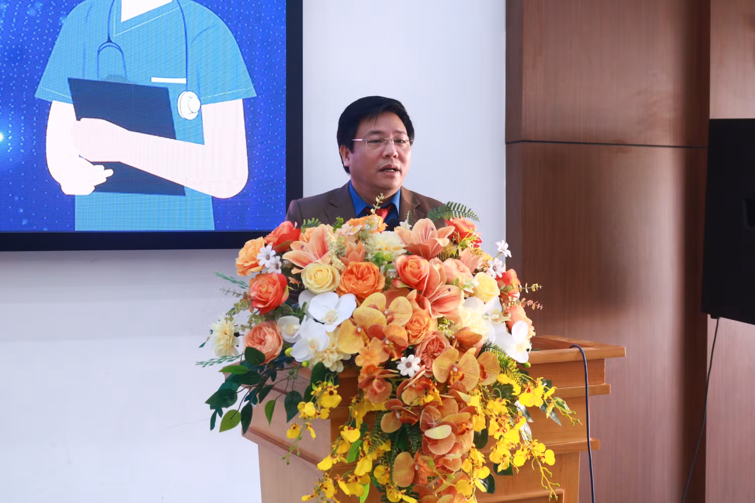 Tiến sĩ - Bác sĩ Trương Tuấn Anh - Hiệu trưởng Trường Đại học Điều dưỡng Nam Định, Chủ nhiệm Câu lạc bộ Khối đào tạo Điều dưỡng phát biểu tại hội nghị. Ảnh: DN Tiến sĩ - Bác sĩ Trương Tuấn Anh - Hiệu trưởng Trường Đại học Điều dưỡng Nam Định, Chủ nhiệm Câu lạc bộ Khối đào tạo Điều dưỡng phát biểu tại hội nghị. Ảnh: DN