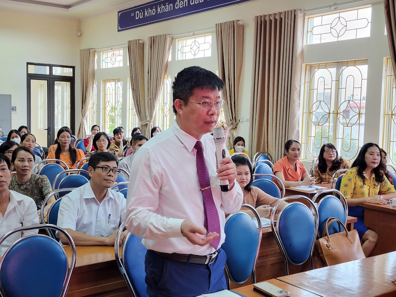 Thầy Nguyễn Minh Quý - Hiệu trưởng Trường Trung học phổ thông Trần Nguyên Hãn tham gia thảo luận, đưa ra quan điểm trong buổi tập huấn (Ảnh: Phạm Linh)