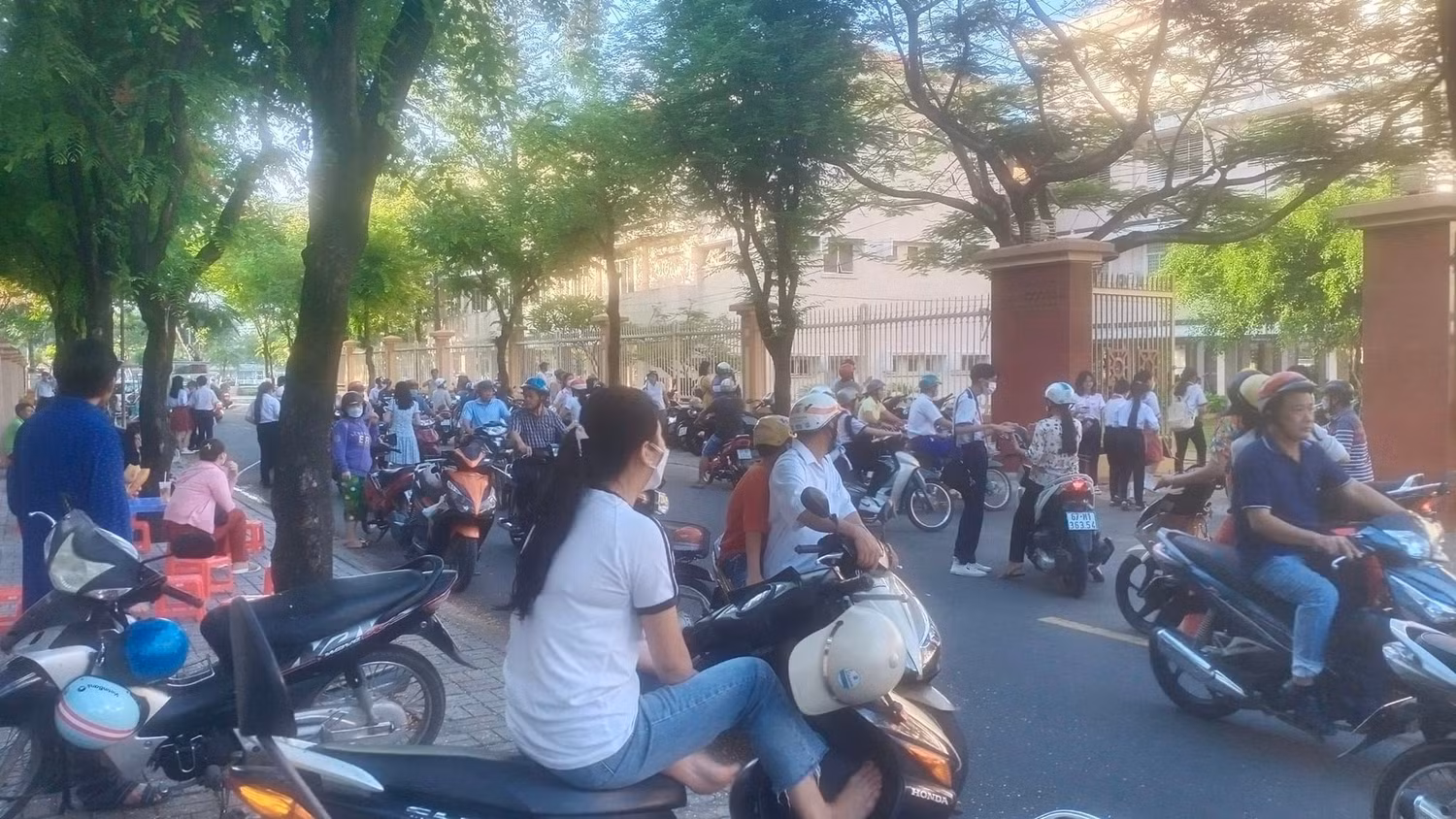Hình ảnh phụ huynh đưa con đến điểm thi. Ảnh: K.V Hình ảnh phụ huynh đưa con đến điểm thi. Ảnh: K.V