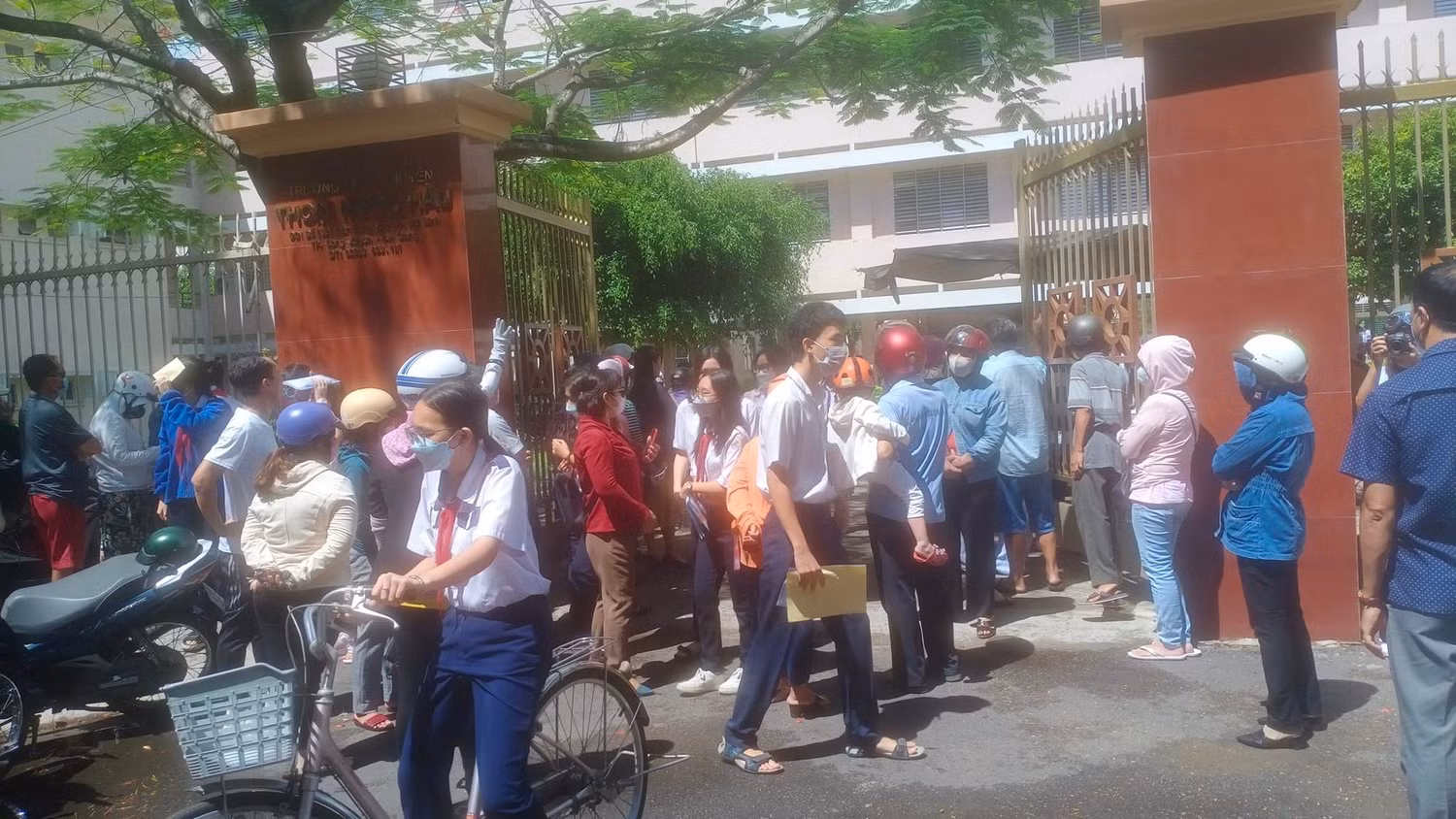 Hết giờ thi, phụ huynh vào tận cổng trường đón con. Ảnh: K.V Hết giờ thi, phụ huynh vào tận cổng trường đón con. Ảnh: K.V