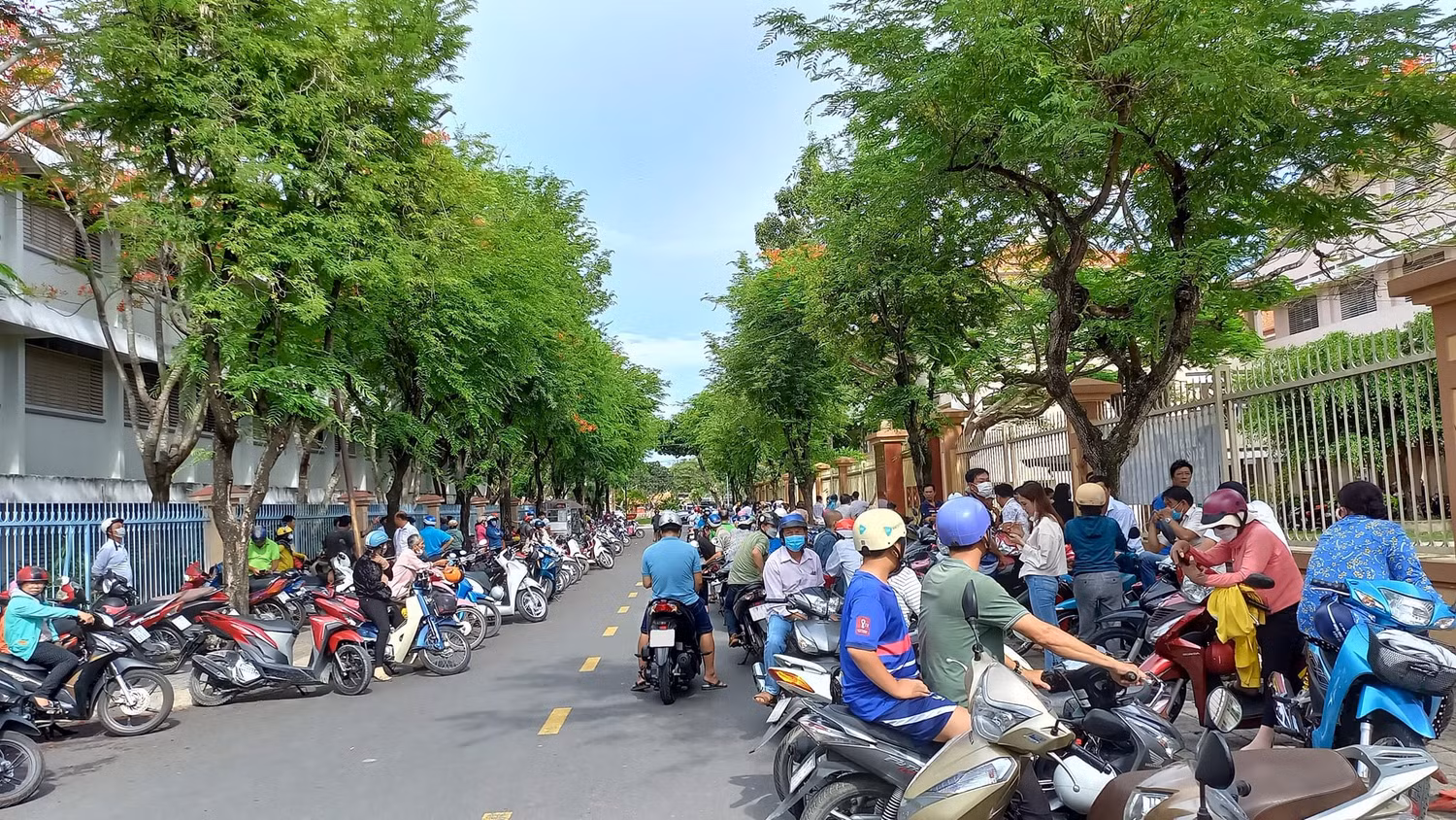 Phụ huynh đứng chờ đợi thí sinh. Ảnh: K.V. Phụ huynh đứng chờ đợi thí sinh. Ảnh: K.V.
