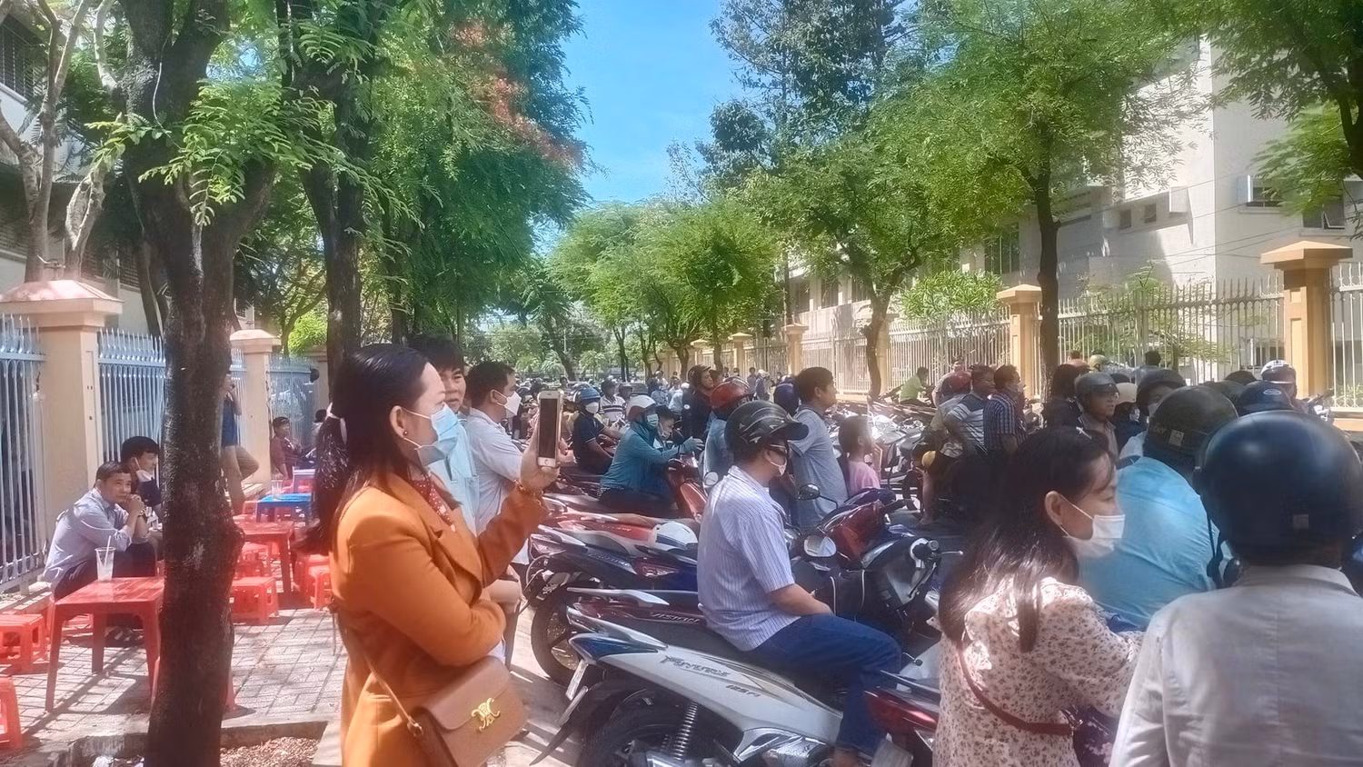 Nhiều phụ huynh đưa con đến điểm thi và chờ đợi. Ảnh:K.V Nhiều phụ huynh đưa con đến điểm thi và chờ đợi. Ảnh:K.V
