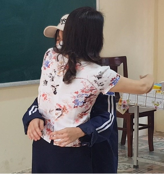 Hai cô trò cùng xin lỗi và hàn gắn trước sự chứng kiến của tập thể lớp và phụ huynh học sinh. Ảnh: vinhphuc.edu.vn. Hai cô trò cùng xin lỗi và hàn gắn trước sự chứng kiến của tập thể lớp và phụ huynh học sinh. Ảnh: vinhphuc.edu.vn.