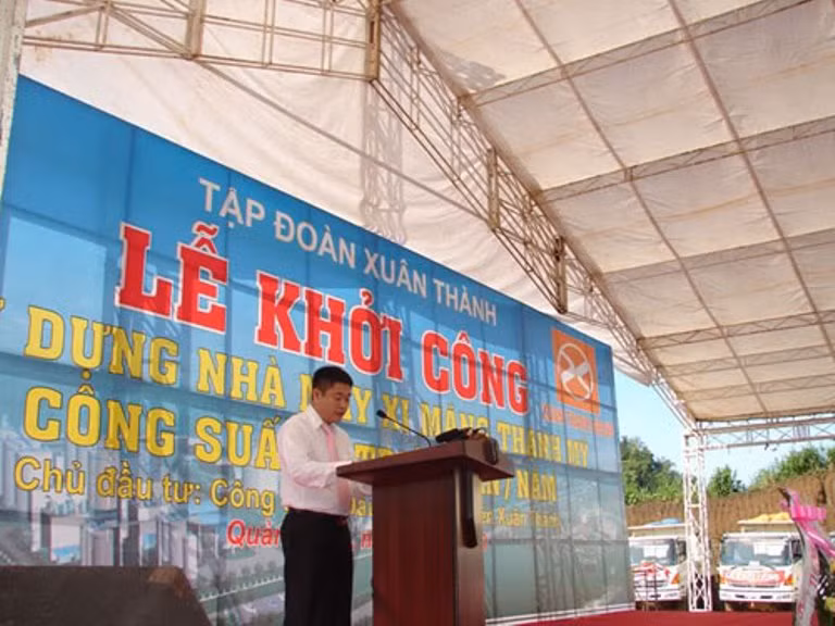Năm 2012, cũng là một năm nhiều sự kiện của "bầu Thụy". Gần nhất là quyết định "tặng" Sài Gòn Xuân Thành cho TP HCM và chừng 2 tháng "không liên lạc được" sau sự kiện câu lạc bộ này dành chức vô địch Cup Quốc gia. Trước đó, vào trung tuần tháng 5, bầu Thụy đã hoàn thành việc mua thêm 17,3 triệu cổ phiếu VIX để nâng tỷ lệ nắm giữ tại Chứng khoán Xuân Thành từ 23,8% lên 81,5% vốn điều lệ. Với thương vụ này, Chủ tịch Xuân Thành lọt Top 50 doanh nhân giàu nhất trên sàn chứng khoán.