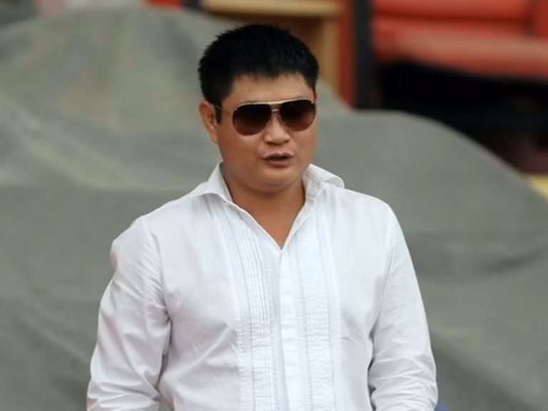 2. Ông Nguyễn Đức Thụy (Bính Thìn 1976) - Chủ tịch HĐQT Tập đoàn Xuân Thành: Ông Nguyễn Đức Thụy - Chủ tịch HĐQT Công ty cổ phần Chứng khoán Sài Gòn Xuân Thành (VIX) và Tập đoàn Xuân Thành được biết đến nhiều hơn với tư cách Chủ tịch CLB Bóng đá Sài Gòn Xuân Thành và người có thú chơi "đồ hiệu", từ siêu xe Maybach 62S, Roll Royce, Lexus tới điện thoại Vertu nạm vàng và số sim lục quý (xxxx888888).