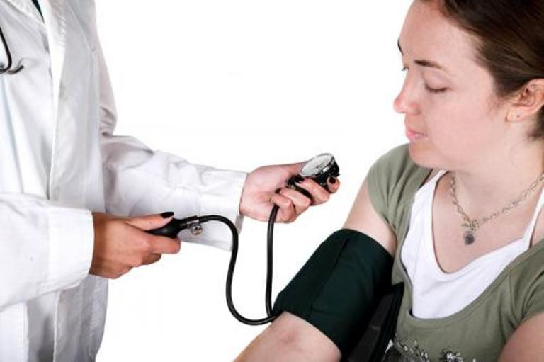 9. Những người bị tăng huyết áp: Mặc dù không thể trực tiếp gây ra bệnh ung thư, nhưng huyết áp cao và ung thư đều có thể liên quan tới nhau. Béo phì, uống rượu, hút thuốc, ăn mặn… vừa khiến huyết áp tăng lại có thể gây ra ung thư. Cho nên tích cực phòng ngừa huyết áp cao cũng có thể làm giảm nguy cơ mắc bệnh ung thư.