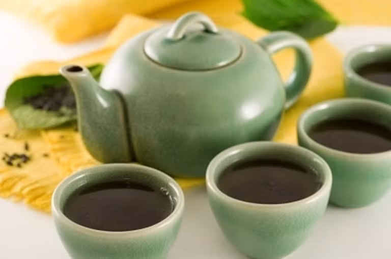 1. Người uống trà đặc, nóng mỗi ngày: Thường xuyên uống trà đặc ở nhiệt độ cao (trên 70 độc C) không những dễ làm tổn thương thực quản mà còn gây loét dạ dày mãn tính. Hơn nữa chất tannin trong trà có thể tích tụ ở những chỗ bị tổn thương, kích thích tế bào thực quản vốn bị tổn thương càng nghiêm trọng hơn, khiến tình trạng loét dạ dày mãn tính biến chứng thành ung thư.