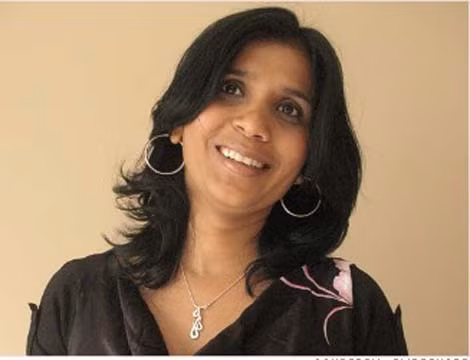 8. Rashmi Sinha, 42 tuổi: Nữ doanh nhân tài năng người Ấn độ Rashmi Sinha hoàn thành luận văn tiến sỹ tâm lý của trường ĐH Brown nhưng lại rời bỏ công việc ở phòng thí nghiệm để chuyển sang phát triển phần mềm. Sinha sáng lập Slideshare vào năm 2003. Slideshare là một mạng xã hội chia sẻ lớn nhất đến cộng đồng thế giới về các dạng trình chiếu bằng slide. Rashmi Sinha chia sẻ: “Để trở thành một doanh nhân thành đạt thật sự không dễ dàng. Tuy nhiên, những cố gắng của tôi cũng được đền bù khi mạng xã hội LinkedIn mua lại trang mạng Slideshare của tôi vào hồi tháng 5 với giá 119 triệu USD”.